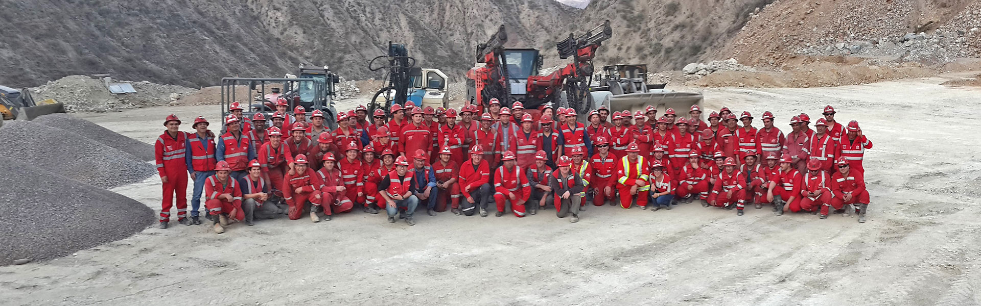 Les travaux comprenaient la construction d'un complexe d'ateliers, de bureaux et d'entrepôts, l'installation d'un soutènement au sol, des services auxiliaires avancés et permanents et l'installation de fournitures de ventilation.